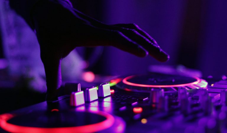 Vibe Marketing Explained: How Small Business Wins