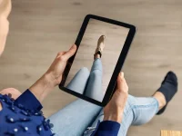 Shopper using virtual try on technology to try on shoes